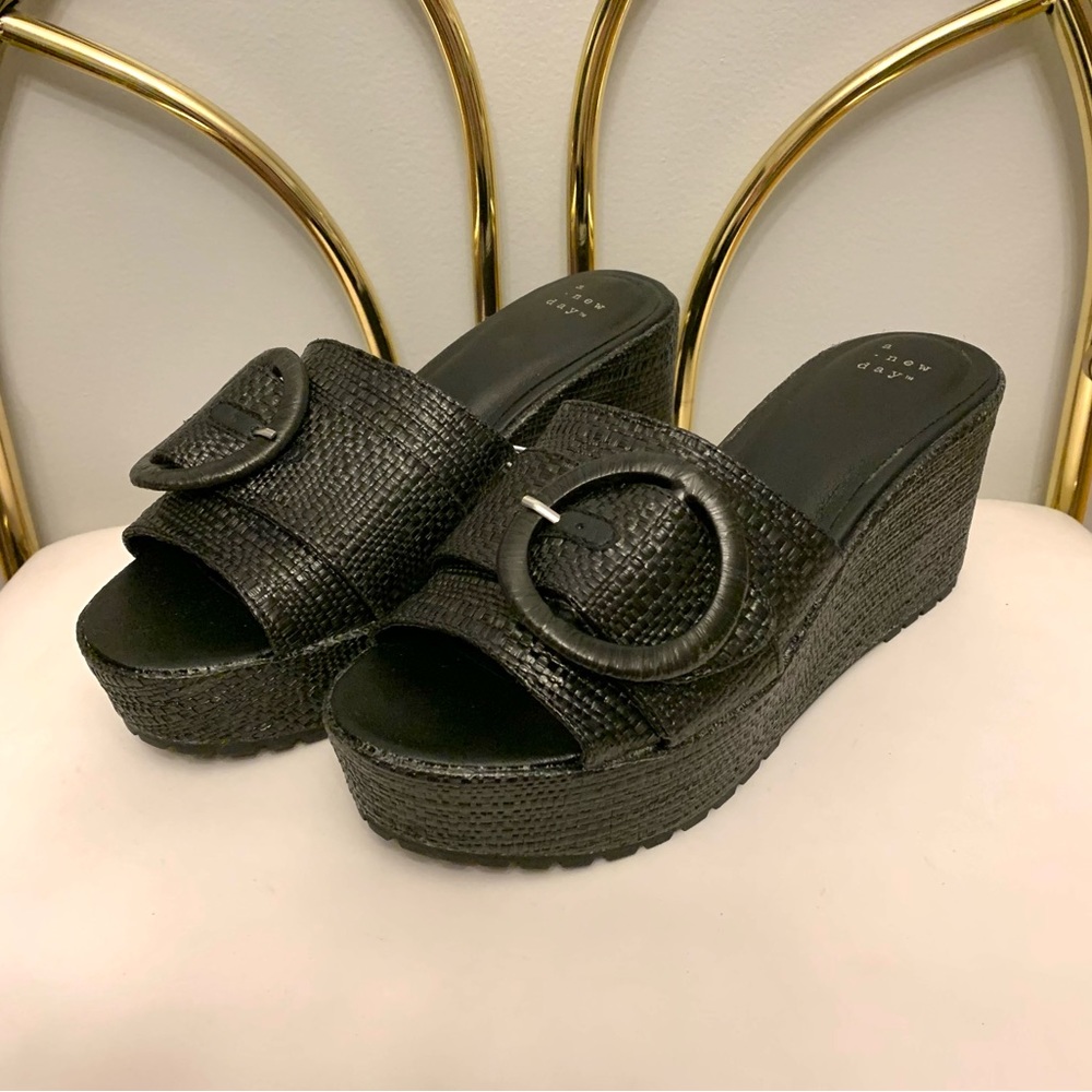 NWT Black platform buckle sandals